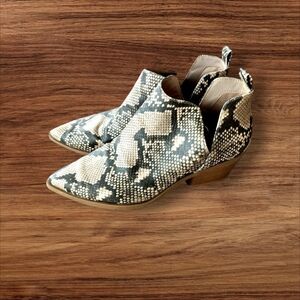 Universal Thread Snakeskin Pattern Ankle Booties